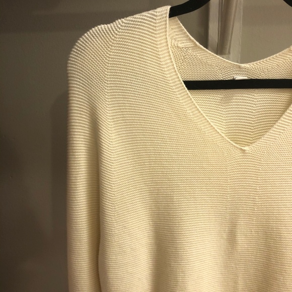 UNIQLO XS Cream V-Neck Knit Sweater without seams. - Picture 3 of 4